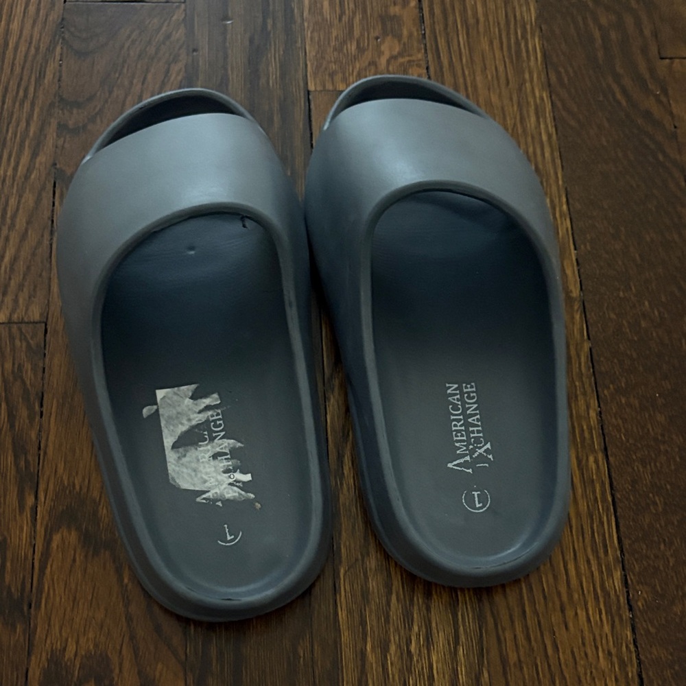 ✨BRAND NEW✨American Exchange Charcoal Gray Youth Slide Sandals size 1!
